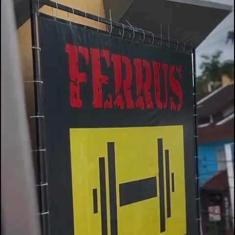 A placa da Ferrus, com o halter amarelo